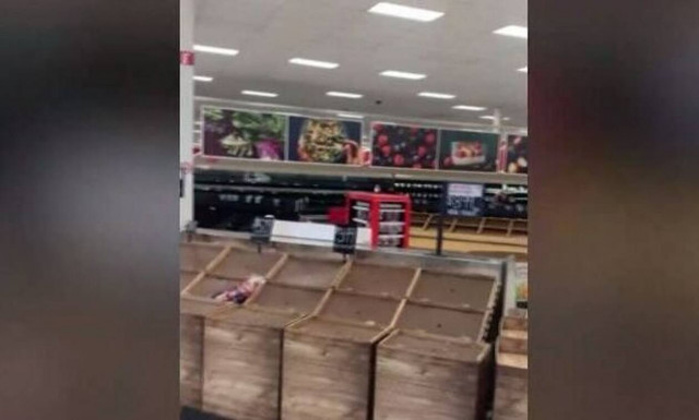 ΗΠΑ: Άδειασαν τα ράφια των σούπερ μάρκετ - Τρία εκατ. κάτοικοι χωρίς ρεύμα (video)