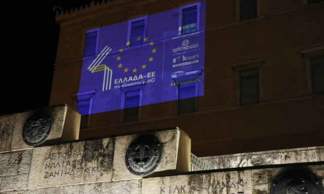  Φωταγώγηση της Βουλής για τα 40 χρόνια από την ένταξη της Ελλάδας στην ΕΕ - Εντυπωσιακές εικόνες