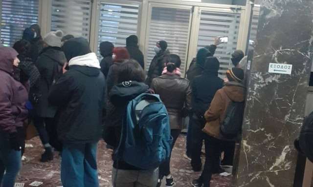 Εισβολή και κατάληψη για τον Δημήτρη Κουφοντίνα στο υπουργείο Υγείας - Προσήχθησαν όλοι στη ΓΑΔΑ