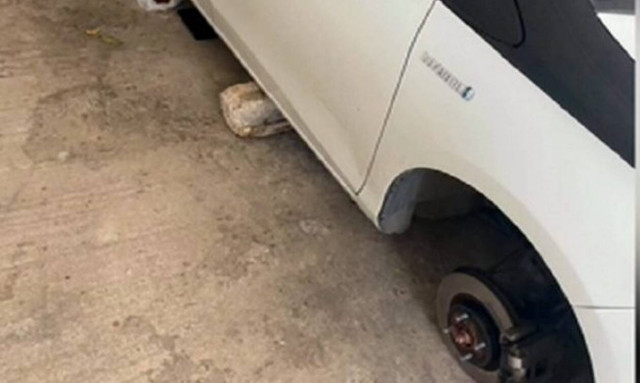 Πρωτοποριακή «πατέντα»: Χρησιμοποιούν τσιμεντόλιθους για να αρπάζουν ελαστικά και ζάντες