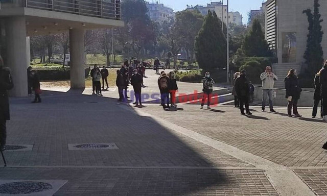 Θεσσαλονίκη: Τεράστιες ουρές πολιτών για δεύτερη μέρα για τα rapid test.