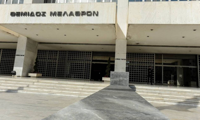 Σε πλήρη ετοιμότητα η Εισαγγελία για τον γνωστό σκηνοθέτη - Ανοιχτό το ενδεχόμενο για ένταλμα