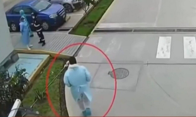 Συγκλονιστικό: Αστυνομικός ντύθηκε γιατρός για να δει τον άρρωστο πατέρα του (video)