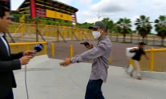 Απίστευτο βίντεο: Δημοσιογράφος έπεσε θύμα ληστείας on air