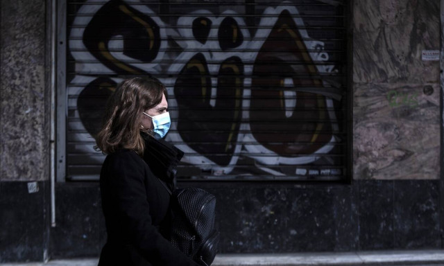 Διπλή μάσκα: Γιατί προσφέρει μεγαλύτερη προστασία – Οι ειδικοί εξηγούν