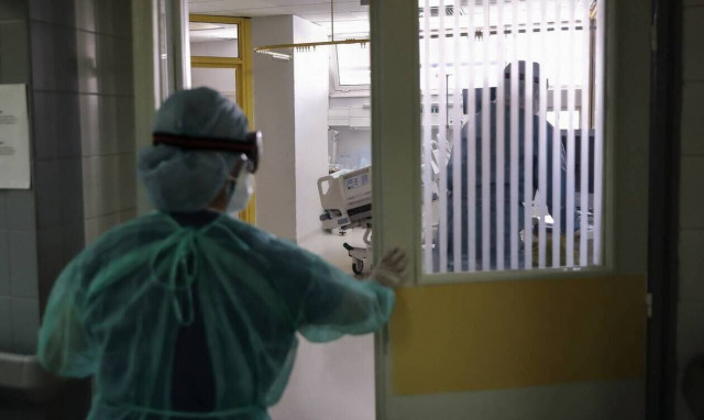 Κορονοϊός: Μεγάλη η πίεση στις ΜΕΘ Αττικής - Πότε αναμένεται να εκτονωθεί η κατάσταση