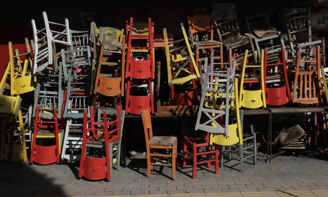 Lockdown: Πότε ανοίγουν σχολεία και καταστήματα – Οι πιθανές ημερομηνίες για καφέ, μπαρ, εστιατόρια