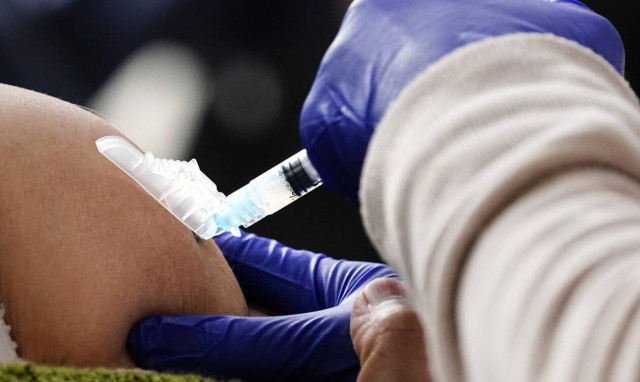 Κορονοϊός Βρετανία: 17,2 εκατομμύρια άνθρωποι έχουν λάβει την πρώτη δόση εμβολίου