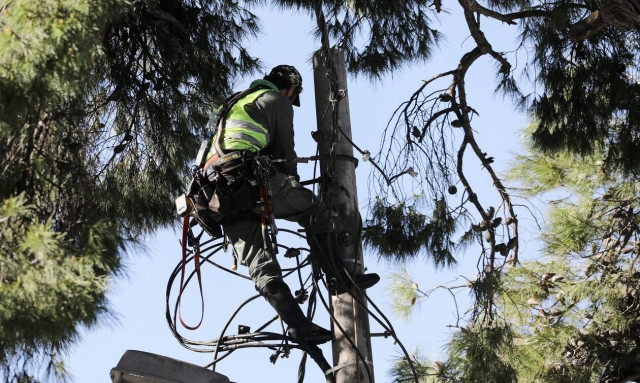 ΔΕΔΔΗΕ: Λιγότερα από 400 νοικοκυριά χωρίς ρεύμα - Σε ποιες περιοχές συνεχίζονται οι εργασίες