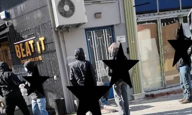 Ξάνθη: Επίθεση με μπογιές και τρικάκια στα γραφεία της ΝΔ για τον Κουφοντίνα (pics)