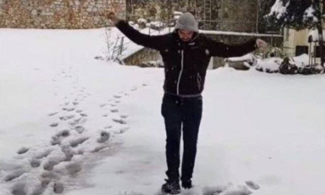 Δείτε χορό που έριξε μέσα στο χιόνι! (vid)