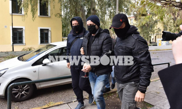 Δημήτρης Λιγνάδης: Στην Ευελπίδων ο σκηνοθέτης - Απολογείται για την κατηγορία βιασμού κατά συρροή