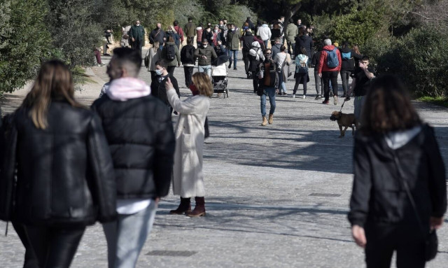 Greece confirms 884 new coronavirus infections on Sunday; 326 in ICUs currently