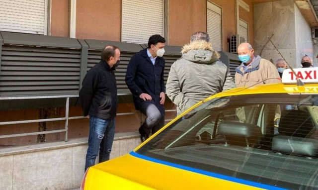 Τετ α τετ Κικίλια με οδηγούς ταξί έξω από το Ιπποκράτειο