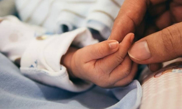 Κορονοϊός: Βρέφος 20 ημερών νοσηλεύεται διασωληνωμένο στο «Παίδων»