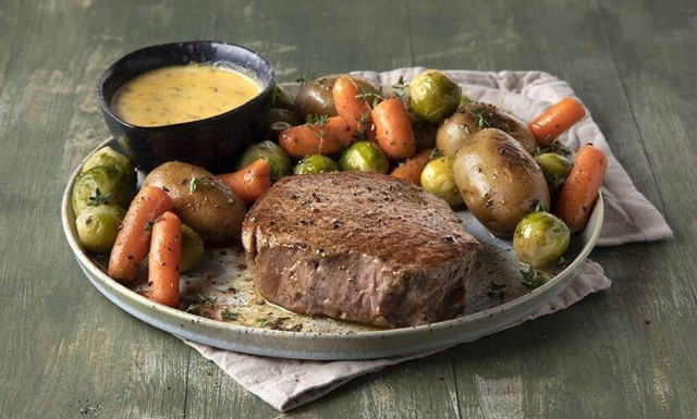 Άκης Πετρετζίκης: Μοσχαρίσιο φιλέτο σοτέ με σάλτσα Bearnaise