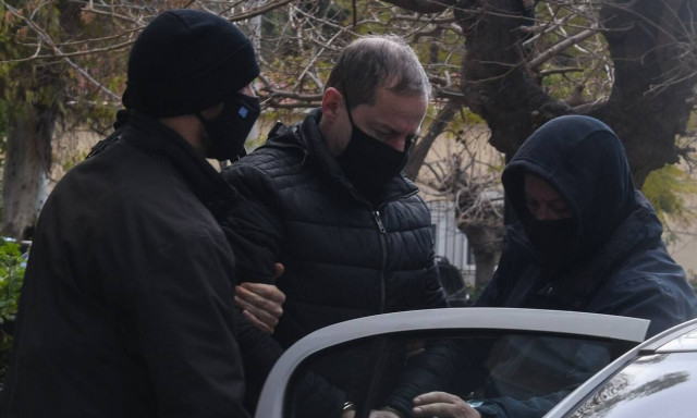 Δημήτρης Λιγνάδης: Μόνος και ψύχραιμος στο κελί της ΓΑΔΑ - Διαβάζει και ετοιμάζει την απολογία του