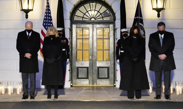 ΗΠΑ: Ενός λεπτού σιγή από το Λευκό Οίκο για τους 500.000 νεκρούς του κορονοϊού