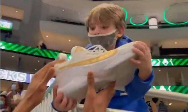 Γιάννης Αντετοκούνμπο: Η όμορφη κίνηση του «Greek Freak» – MVP εντός κι εκτός παρκέ (videos)