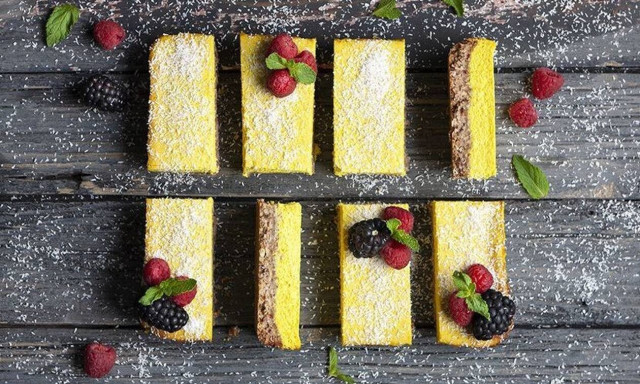 Λαχταριστές vegan μπάρες λεμονιού από τον Άκη Πετρετζίκη