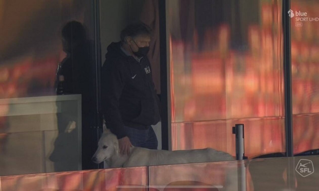 Ελβετία: Πρόεδρος εισέβαλε στο γήπεδο! - Δεν θα πιστεύετε τον λόγο (videos)