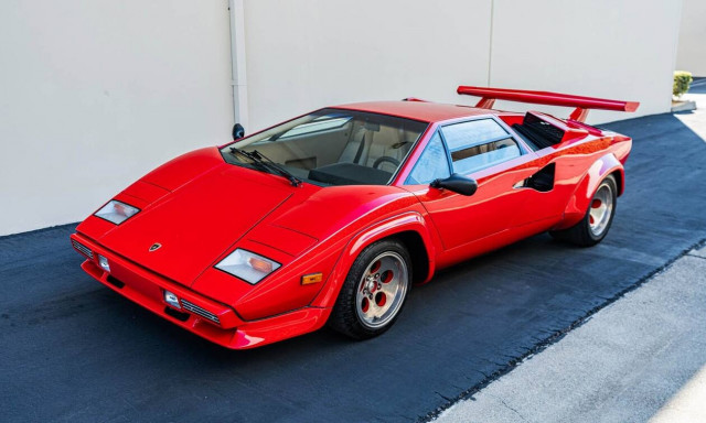 Ποιος μπορεί να αντισταθεί σε μια Lamborghini Countach;