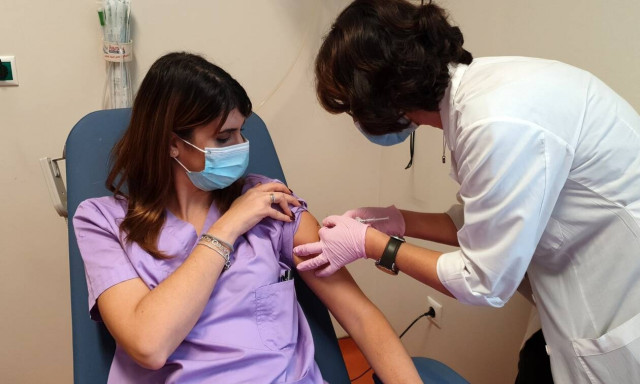 Κορονοϊός: Ύμνοι του γερμανικού Τύπου για τους εμβολιασμούς στην Ελλάδα