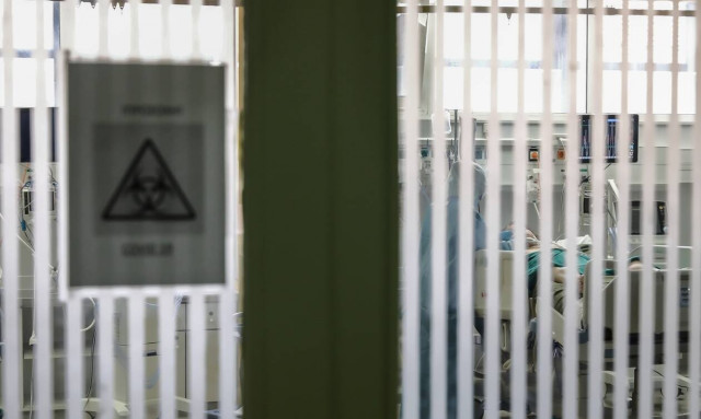 Κορονοϊός - ΠΟΕΔΗΝ: Άνισος αγώνας στα νοσοκομεία της Αττικής για τη διασωλήνωση ασθενών