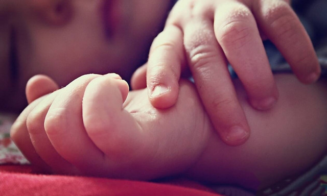 Κορονοϊός: Αγωνία για δύο βρέφη θετικά στον ιό σε Αθήνα και Πάτρα - Διασωληνωμένο το ένα