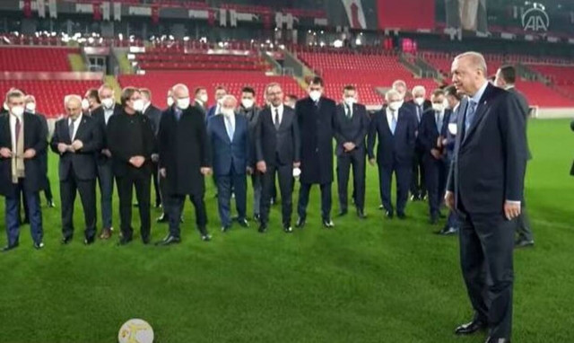 Ρετζέπ Ταγίπ Ερντογάν: Εκτέλεσε το πιο αστείο πέναλτι με «τερματοφύλακα» βουλευτή του