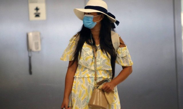 Times: Η Ελλάδα μελετά να ανοίξει τα σύνορα για τους Βρετανούς τουρίστες από τον Μάιο