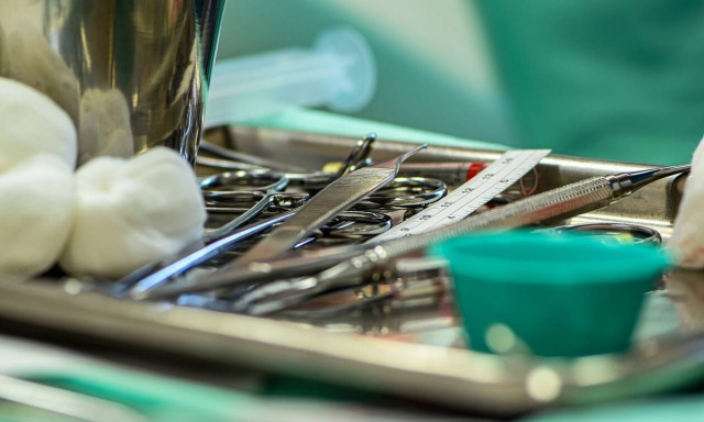 Κρήτη: Γιατροί ξέχασαν 15 γάζες μέσα σε ασθενή μετά από χειρουργείο – Τι καταγγέλλει η ίδια