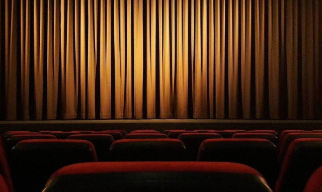 Ηθοποιός της δεκαετίας του ’90 καταγγέλλει πασίγνωστο σκηνοθέτη για σεξουαλική κακοποίηση