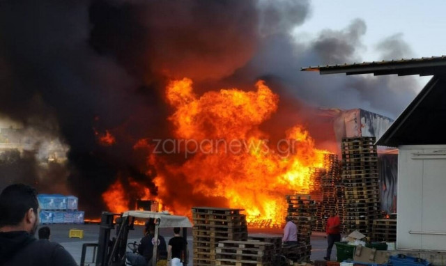 Χανιά: Μεγάλη φωτιά σε αποθήκη - Συνεχόμενες εκρήξεις