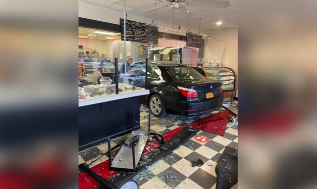 Τρομακτικό! Μπέρδεψε το φρένο με το γκάζι και... μπούκαρε σε φούρνο (vid)