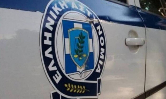 Έφοδος της ΕΛ.ΑΣ. σε σπίτι στην πλατεία Βάθης - Βαριά «καμπάνα» για κορονοπάρτι