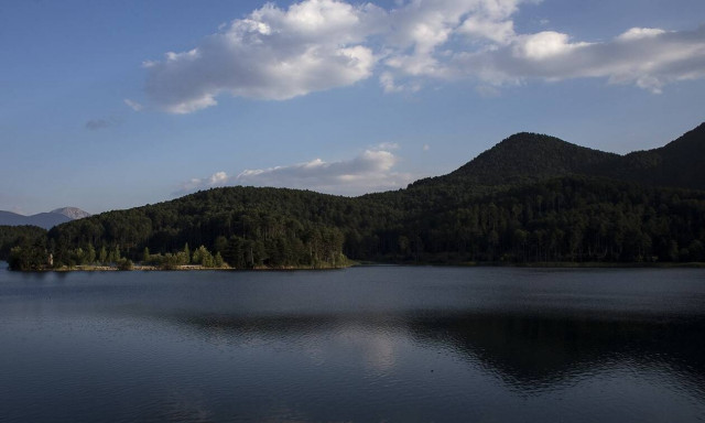 Καιρός τώρα: Συννεφιασμένη και με πολλά μποφόρ η Πέμπτη - Πού και πότε θα βρέξει