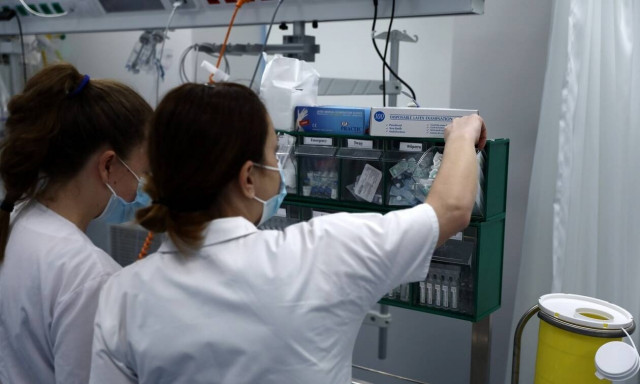 Κορονοϊός: Μόλις 14 κλίνες ΜΕΘ κενές στην Αττική – Επιστράτευση των ιδιωτών ζητούν οι υγειονομικοί 