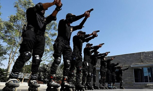 H αστυνομία στο Πακιστάν θα κυκλοφορεί και με… πατίνια (vid)