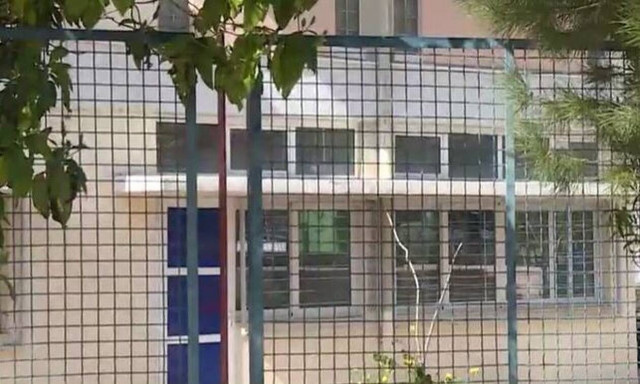 Θρίλερ στη Βούλα: Παιδιά βρέθηκαν αναίσθητα από αλκοόλ σε δημοτικό σχολείο (vid)