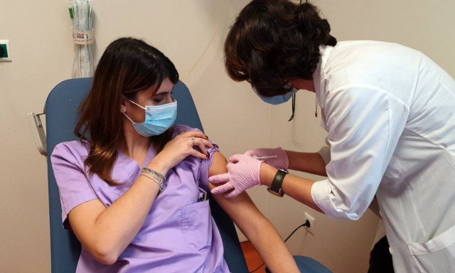 Κορονοϊός: Τα εμβόλια μειώνουν το ιικό φορτίο των ασυμπτωματικών