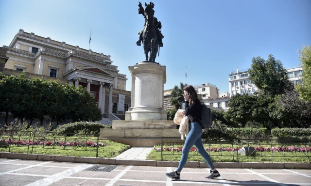 Lockdown: Το στοίχημα του Πάσχα και τα σενάρια για σχολεία, καταστήματα, εστίαση