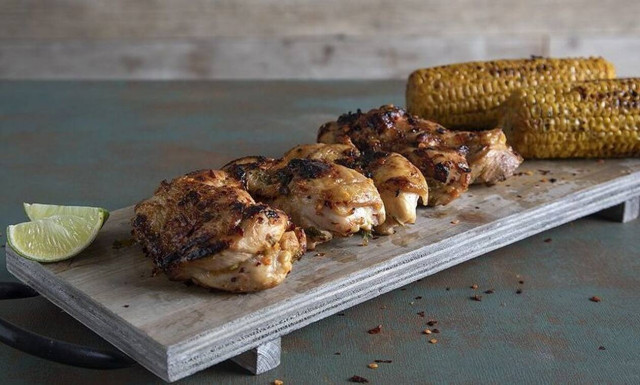 Άκης Πετρετζίκης: Συνταγή για κοτόπουλο φιλέτο ψητό με τσίλι και λάιμ