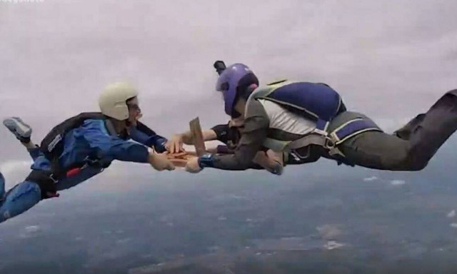 Απίστευτο: Δείτε τι έκαναν αλεξιπτωτιστές στα 14.000 πόδια! (video)