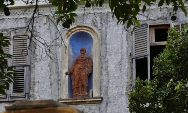 Το εγκαταλελειμμένο σπίτι με την «πήλινη γυναίκα» στην Αθήνα