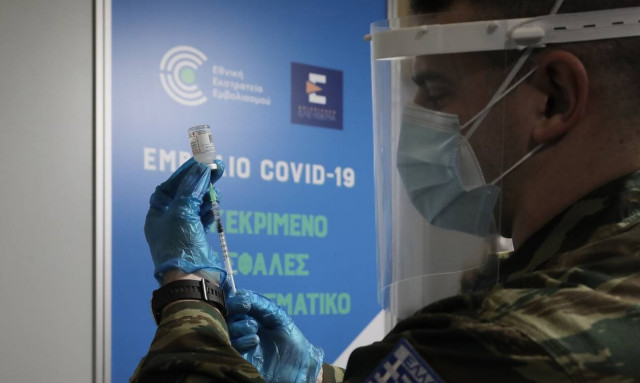 Εμβόλιο κορονοϊού: Πότε θα χτιστεί το τείχος ανοσίας στην Ελλάδα - Στο 54% τον Αύγουστο