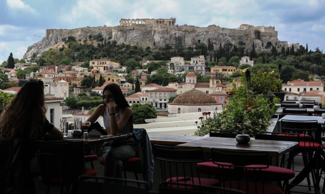 Lockdown: Καταστήματα ή σχολεία; Τι πρέπει να ανοίξει πρώτα