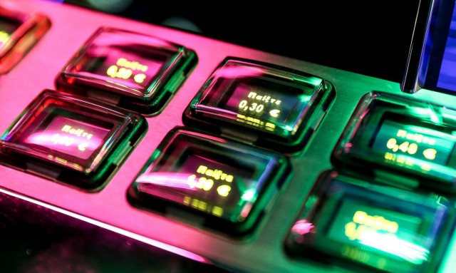 Τι βρέθηκε στο καζίνο όπου έπαιζε γνωστός τραγουδιστής - Τζόγος με ρουλέτες και «φρουτάκια»