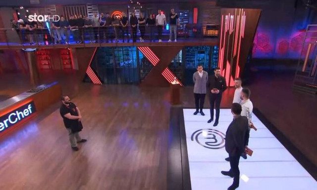 MasterChef: Έμεινε στο παιχνίδι και πανηγύρισε με τη φανέλα του Ολυμπιακού (video)