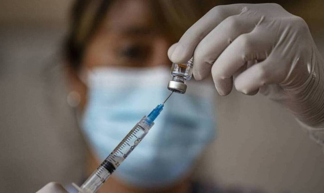 Αποτελεσματικά τα εμβόλια των Pfizer και AstraZeneca σε άτομα άνω των 70 ετών, σύμφωνα με νέα μελέτη